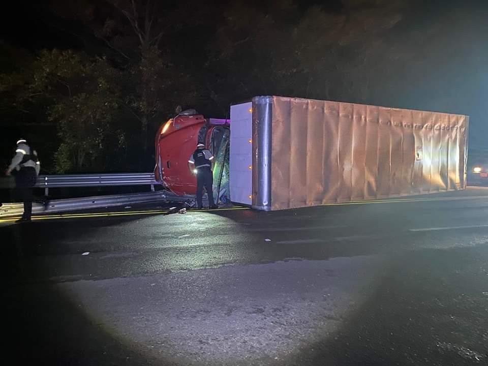 Un lesionado tras volcadura de camión de carga en la México-Tuxpan