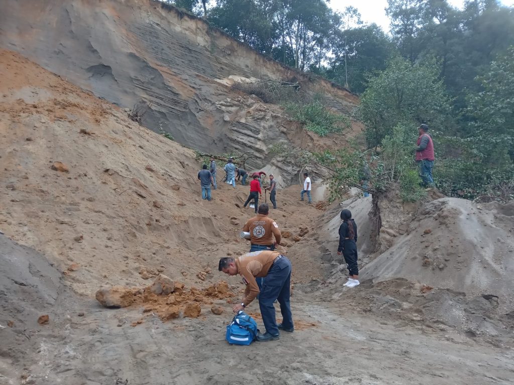 Tres personas atrapadas por alud en Tlatlauquitepec; dos ya fueron rescatadas