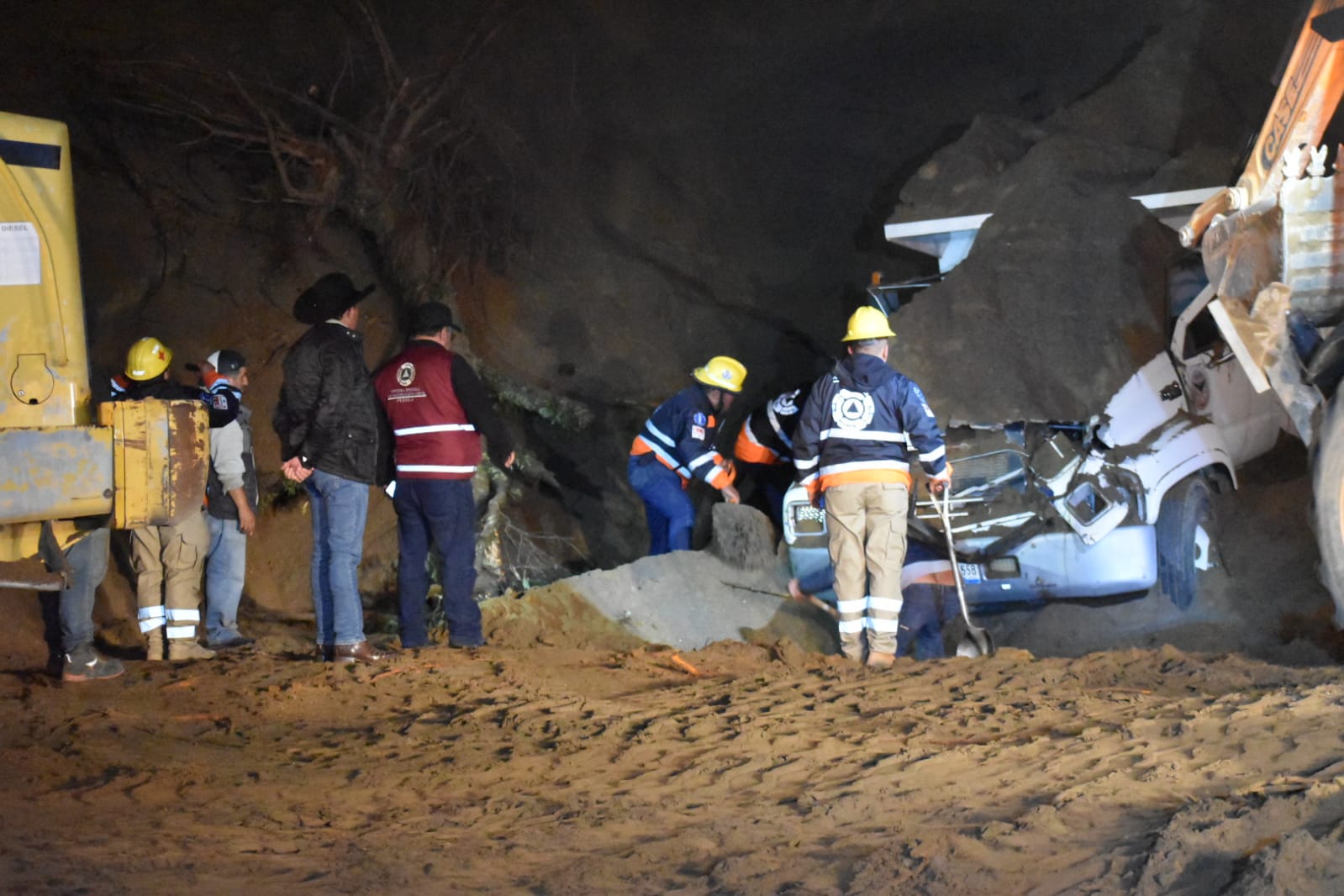 Encuentran muerto al 3er trabajador sepultado por alud en Tlatlauquitepec