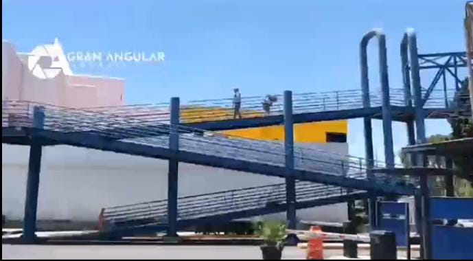 Video desde Puebla: Inician retiro del puente peatonal de Plaza Dorada y Parque Juárez