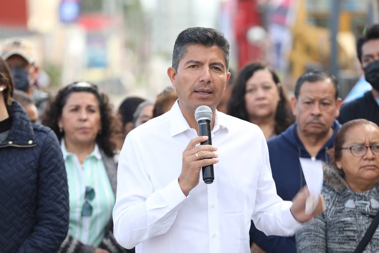 Eduardo Rivera comienza rehabilitación de 2 calles en Granjas Puebla