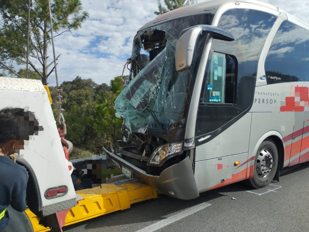 Choque por alcance entre autobús y trailer deja dos muertos y un herido en Acajete