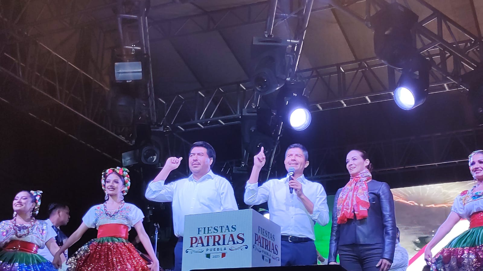 Eduardo Rivera y Javier Aquino encienden las luces por el mes patrio