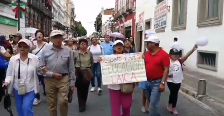 Video desde Puebla: Piden detener distribución de los libros de texto