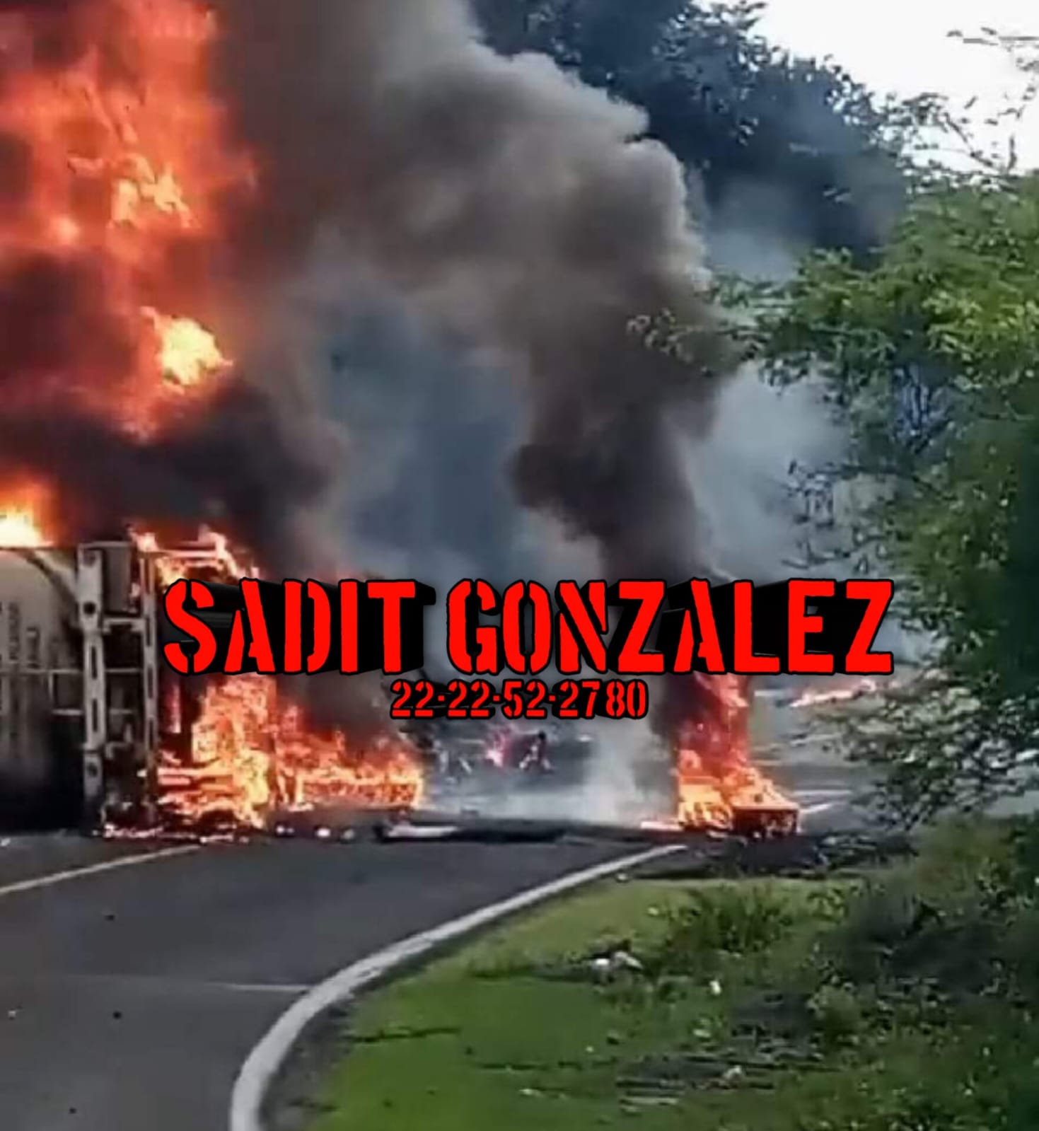 Dos hombres y una mujer, graves tras choque y explosión de pipa en carretera Acatlán – Izúcar