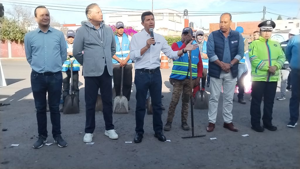 Video desde Puebla: Seguirán sanciones a locatarios de pescados por tirar desechos, advirtió Rivera Pérez
