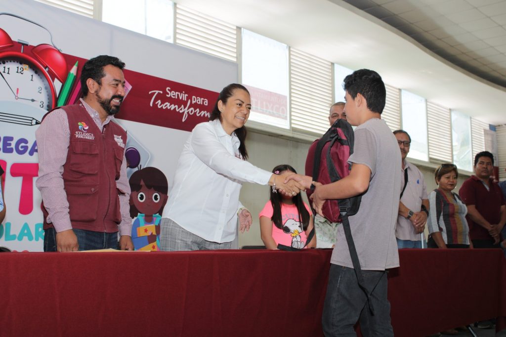 Desde Atlixco: Con kits escolares, Ariadna Ayala apoya a estudiantes