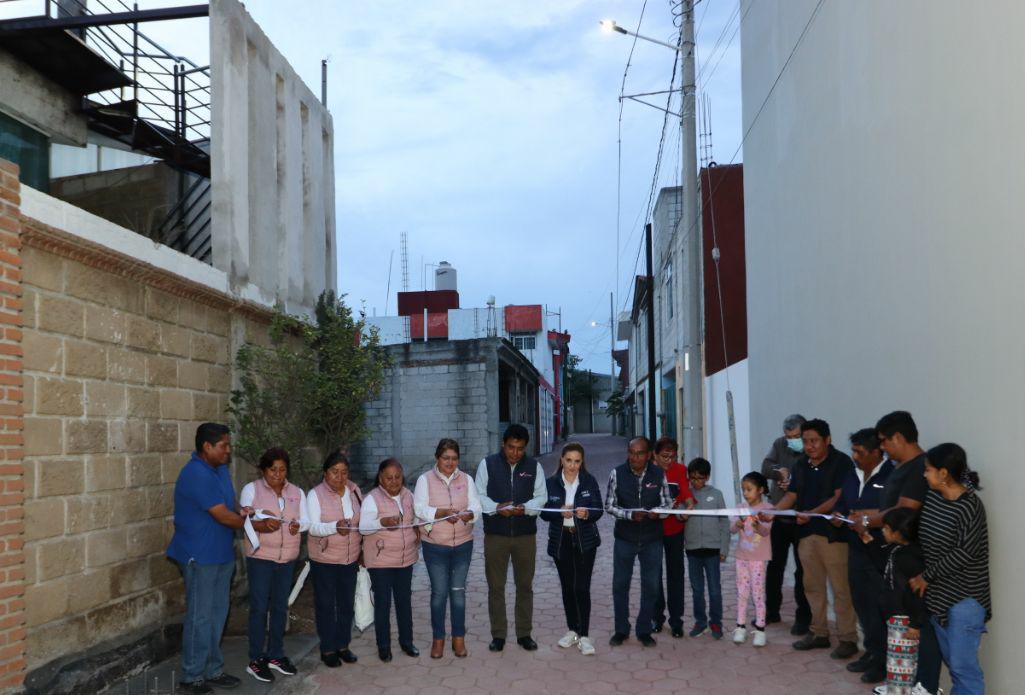 Paola Angon hace equipo con las familias cholultecas para mejorar calle en Momoxpan