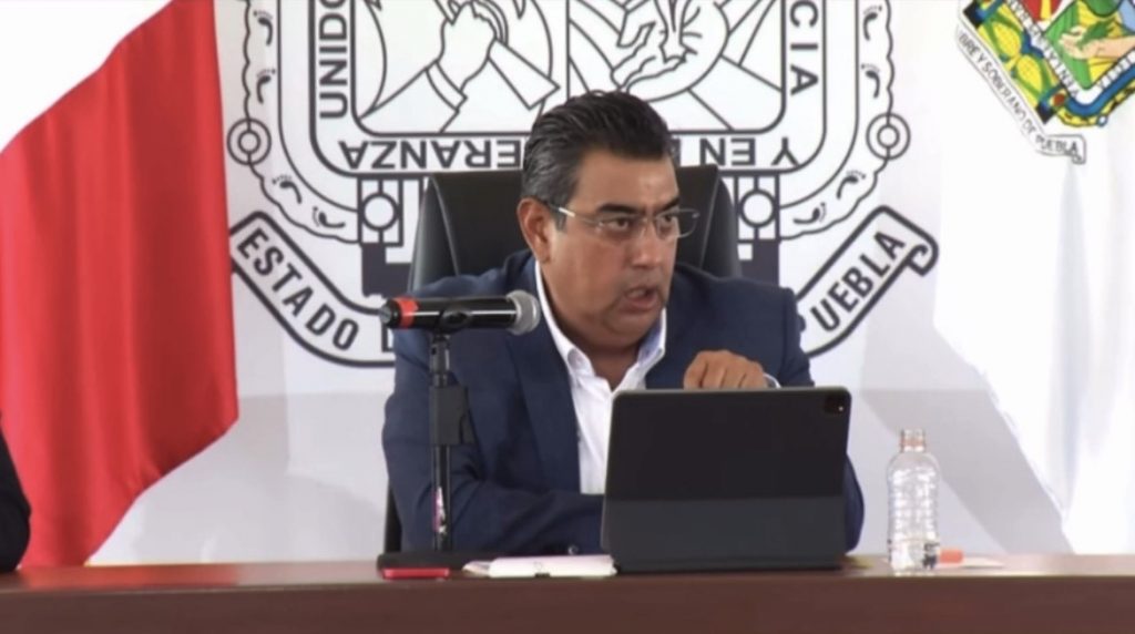 Confirma Sergio Salomón entrega de libros de texto y uniformes gratuitos 