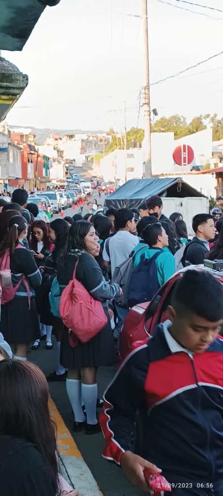 ¡Abuso! Colegio de Bachilleres plantel Huauchinango exige comprar libros de hasta mil 200 pesos