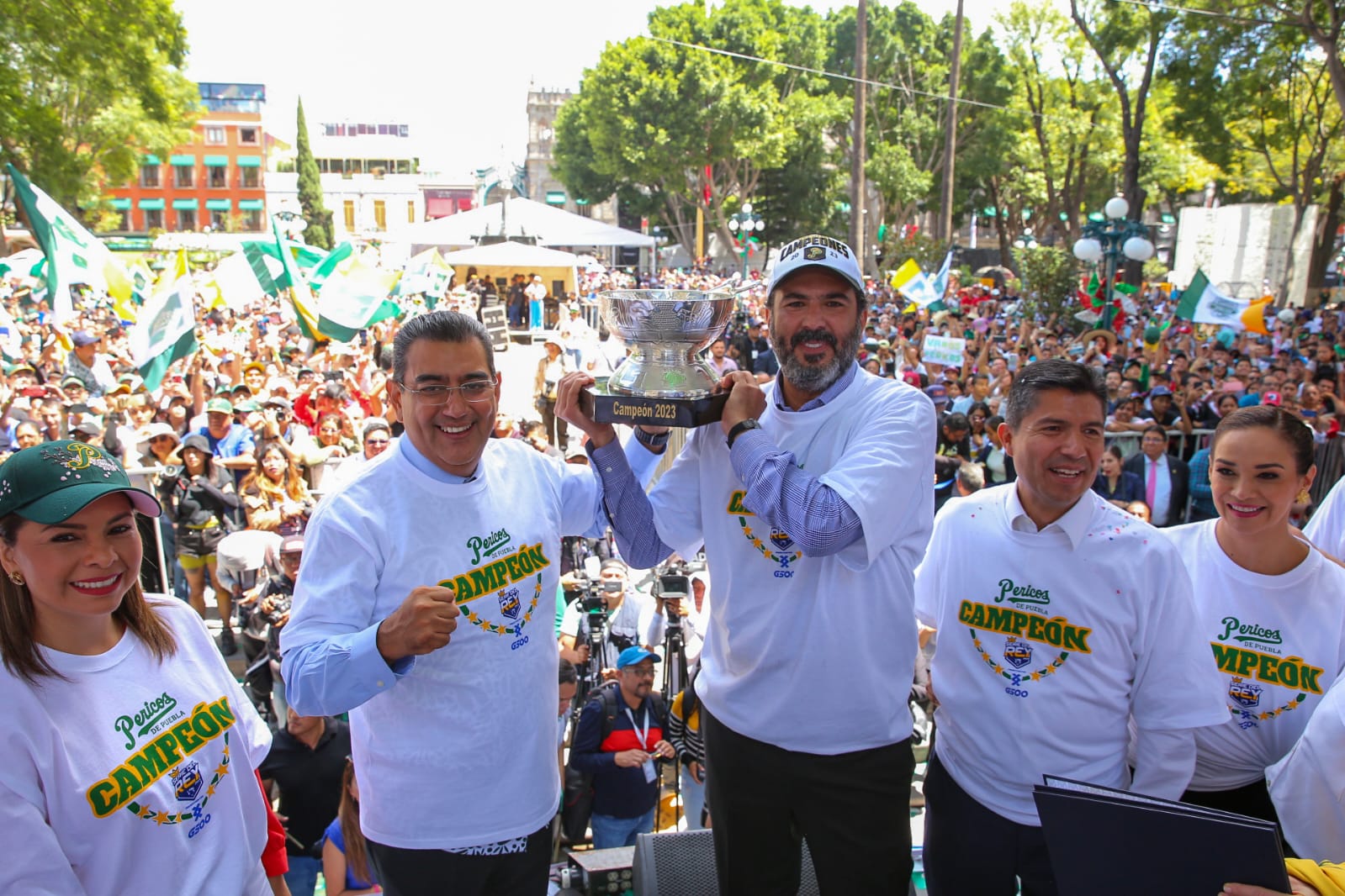 Puebla se entrega a los campeones Pericos, de la Liga Mexicana de Beisbol; Sergio Salomón Céspedes se suma al homenaje al equipo