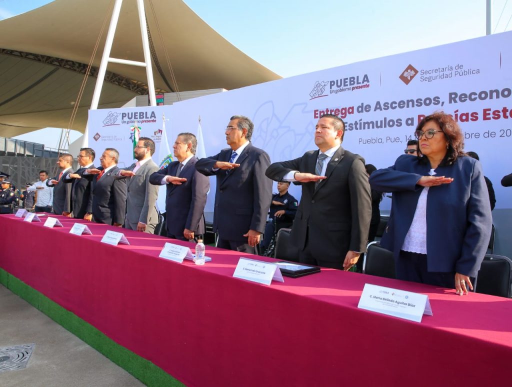 Sergio Salomón entrega estímulos y mejora condiciones laborales de policías