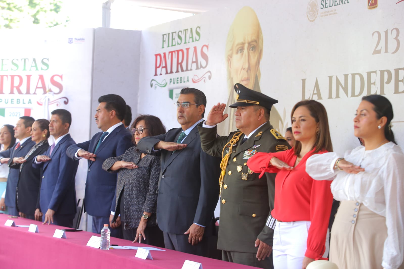 Sergio Salomón Céspedes encabeza desfile por el 213 aniversario de la Independencia de México