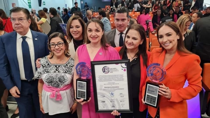 Alcaldesa de Amecameca recibe Premio Nacional por Innovación en Transparencia