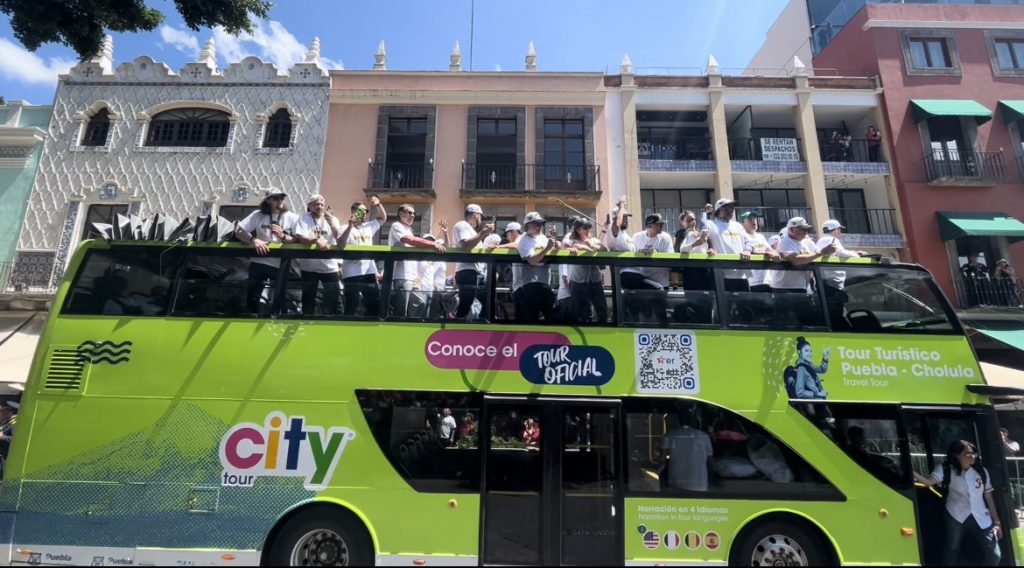 Video: Jugadores de Pericos de Puebla reciben la Cédula Real y desfilan en el Centro por el Centro Histórico