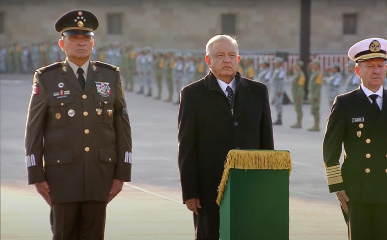 AMLO preside izamiento de bandera en memoria de víctimas de los sismos