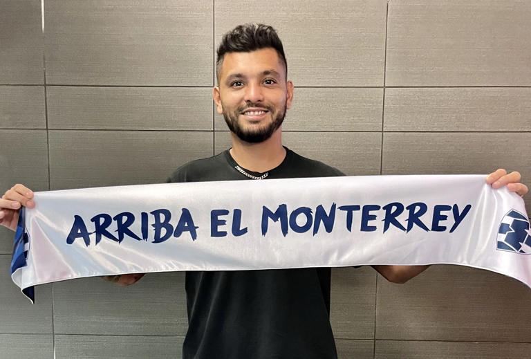 Tecatito Corona ya está en Monterrey para unirse a los Rayados