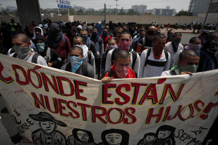 Madres y padres de Ayotzinapa instalan plantón afuera del Campo Militar 1