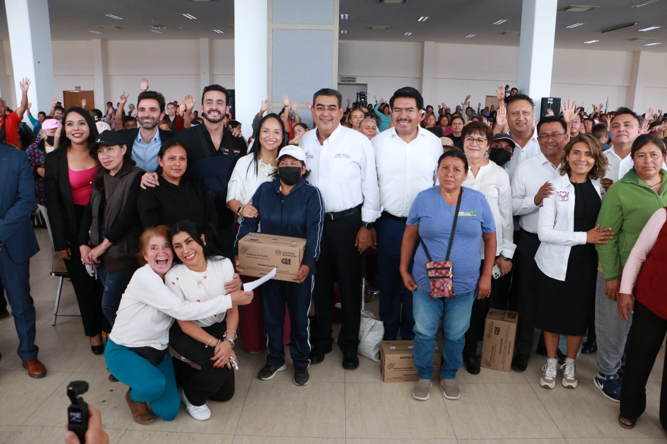 Video desde Puebla: Sergio Salomón entrega apoyos alimentarios y presenta informes del combate a la pobreza