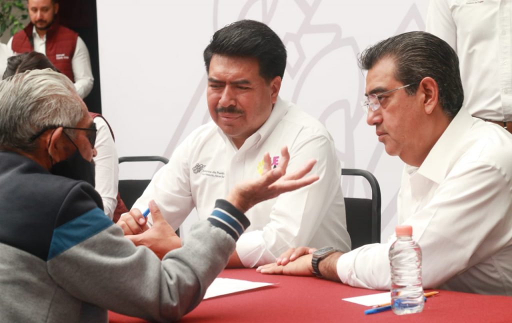 Fotonota: En jornada ciudadana, Sergio Salomón atiende a los poblanos
