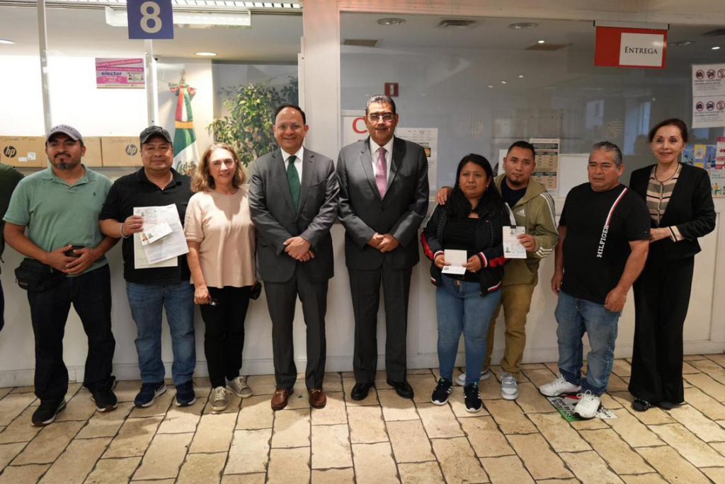 Sergio Salomón promueve el mezcal poblanos y recibe reconocimiento del consulado mexicano en Nueva York