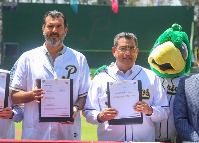 Enzabeza Sergio Salomón entrega de concesión por 15 años del parque de béisbol Hermanos Serdán