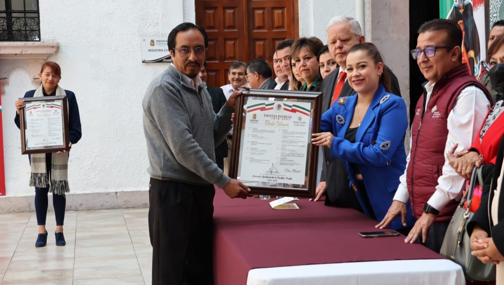 Desde Teziutlán: Carlos Peredo firma y coloca el Bando Solemne de Inicio de Fiestas Patrias 2023