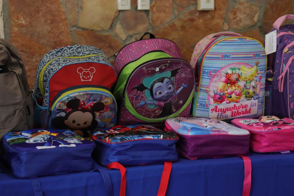 Regidores entregan kits escolares