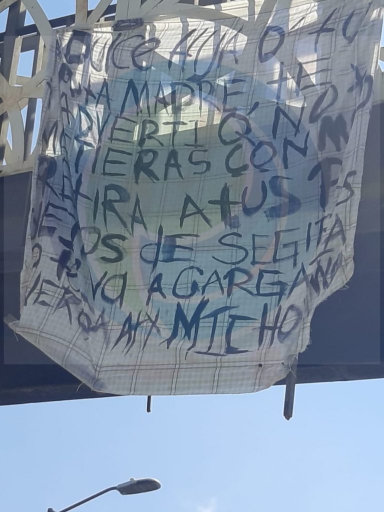 Cuelgan narcomanta con amenazas a una mujer en Amozoc