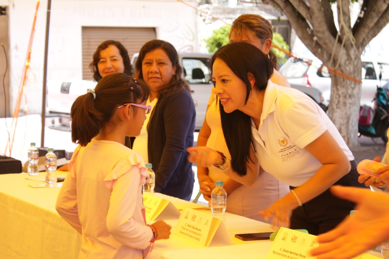 Voluntariado del Congreso entrega lentes a niñas y niños de escasos recursos en el municipio de Atoyatempan