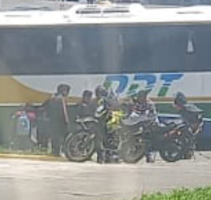Presidente y ayuntamiento de Ahuazotepec dejan tirado una hora a motociclista accidentado