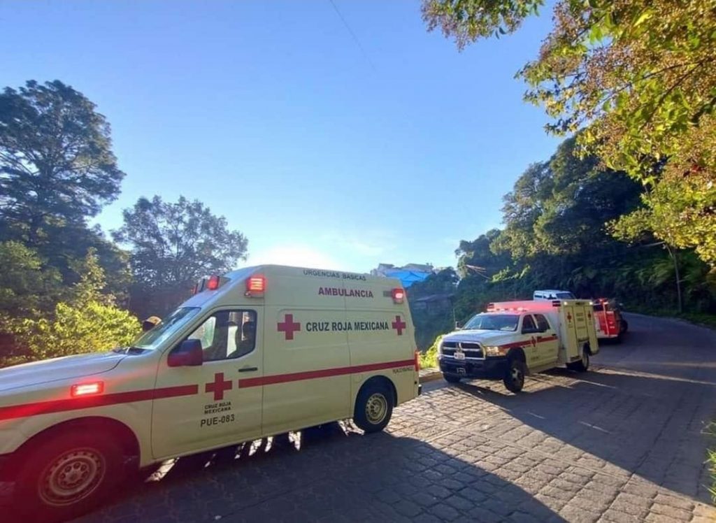 Desde Huauchinango: Termina con su camioneta al fondo del barranco y nadie se dio cuenta