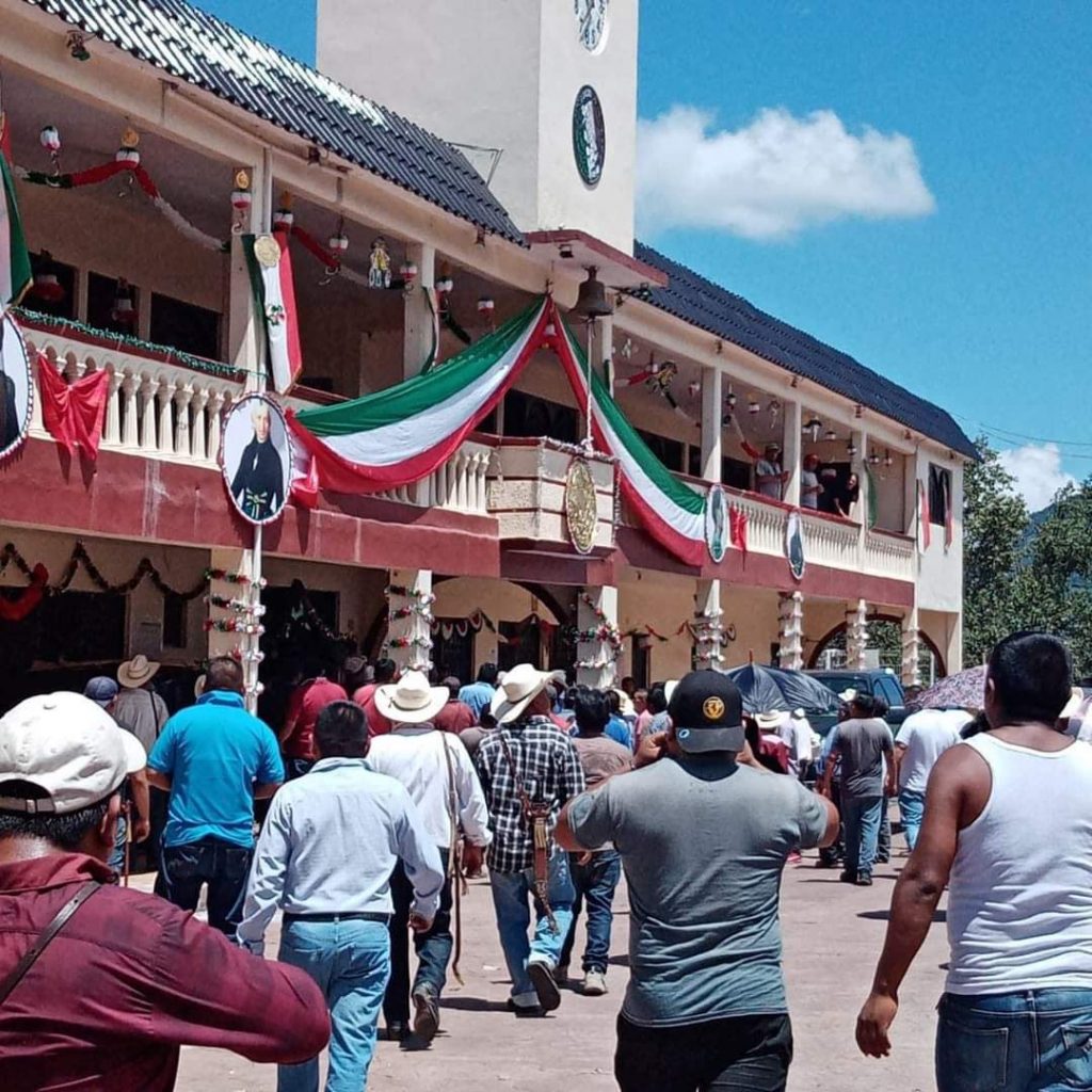 Toman presidencia municipal de Naupan; están hartos de su alcalde