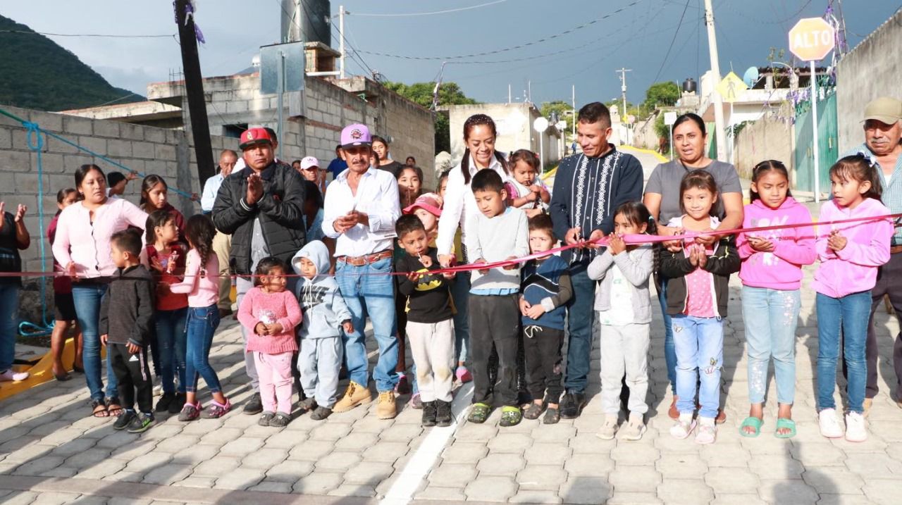 Desde Atlixco: Ariadna Ayala entrega dos vialidades pavimentadas