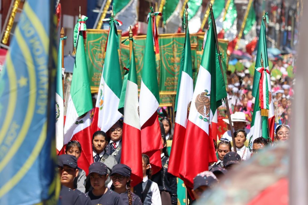 Saldo blanco en San Pedro Cholula durante desfile de Independencia