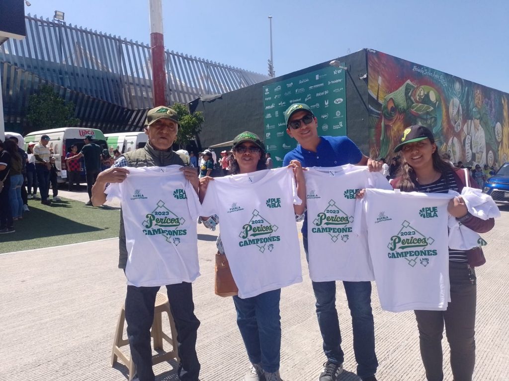 Entrega Sergio Salomón 20 mil playeras de Pericos 