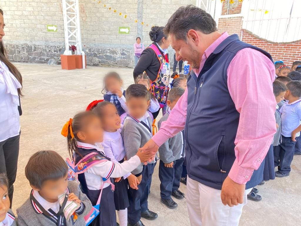 San Nicolás: Gumaro Sandre entrega equipo al Centro de Atención Infantil