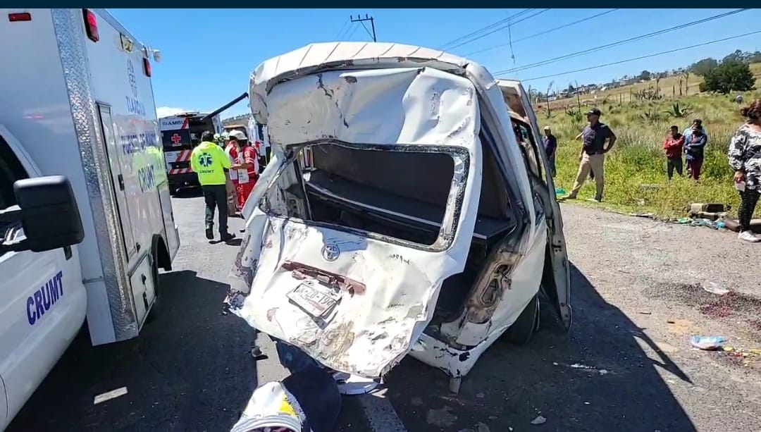 Peregrinos de Chiconcuautla sufren aparatoso accidente en la vía Apizaco-Tlaxcala