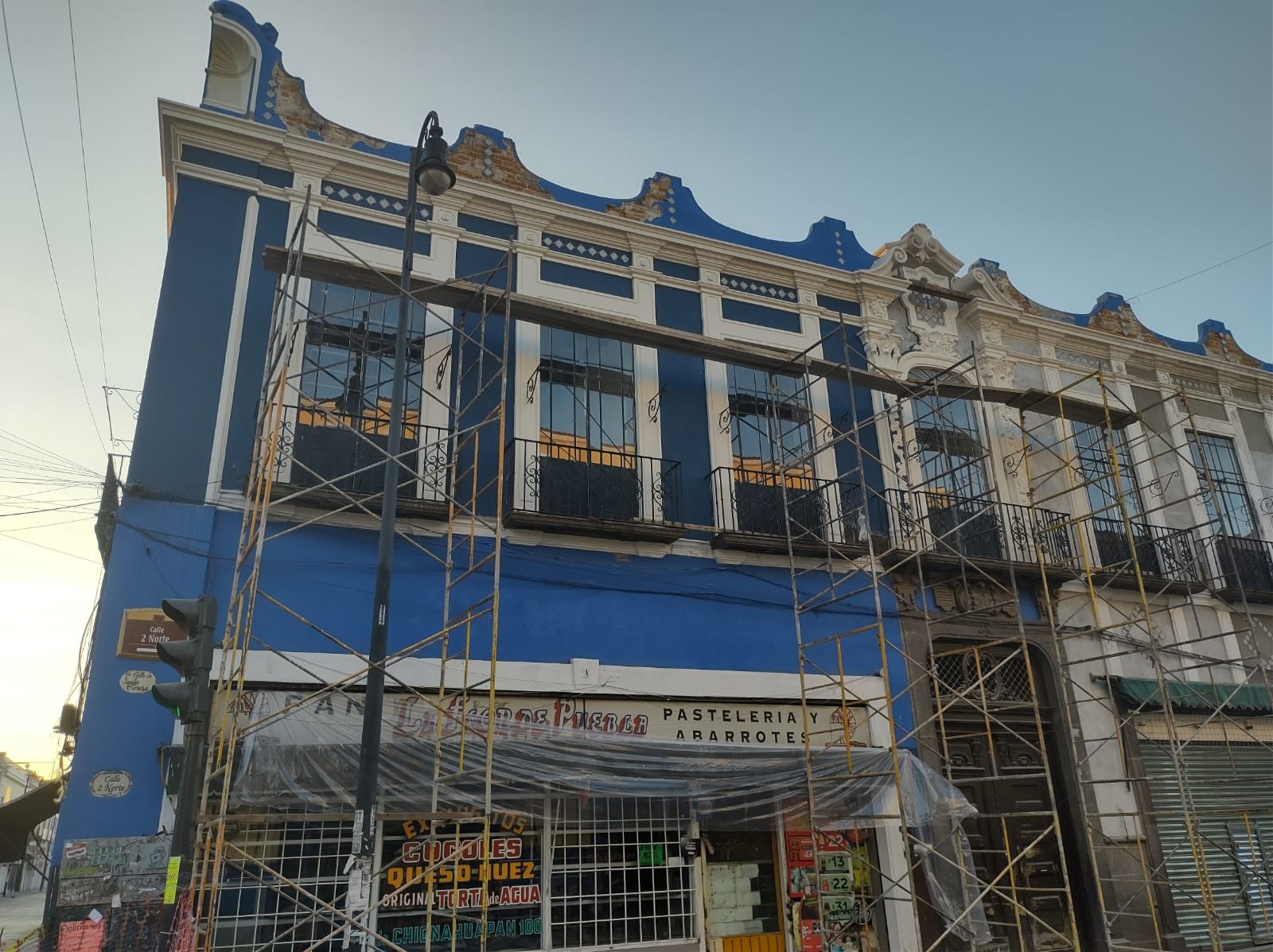 Ayuntamiento comenzó a pintar fachadas de viviendas en calles que se rehabilitan