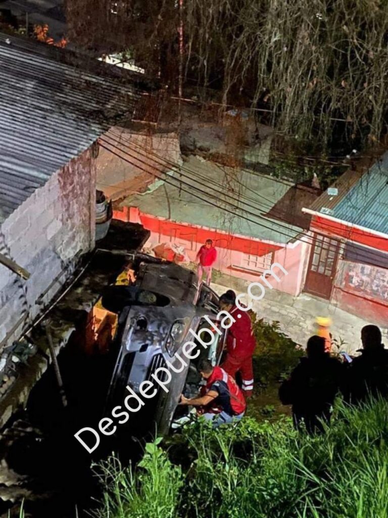 En su vehículo cayó a barranco de 12 mts y sobrevivió para contarlo en Huauchinango