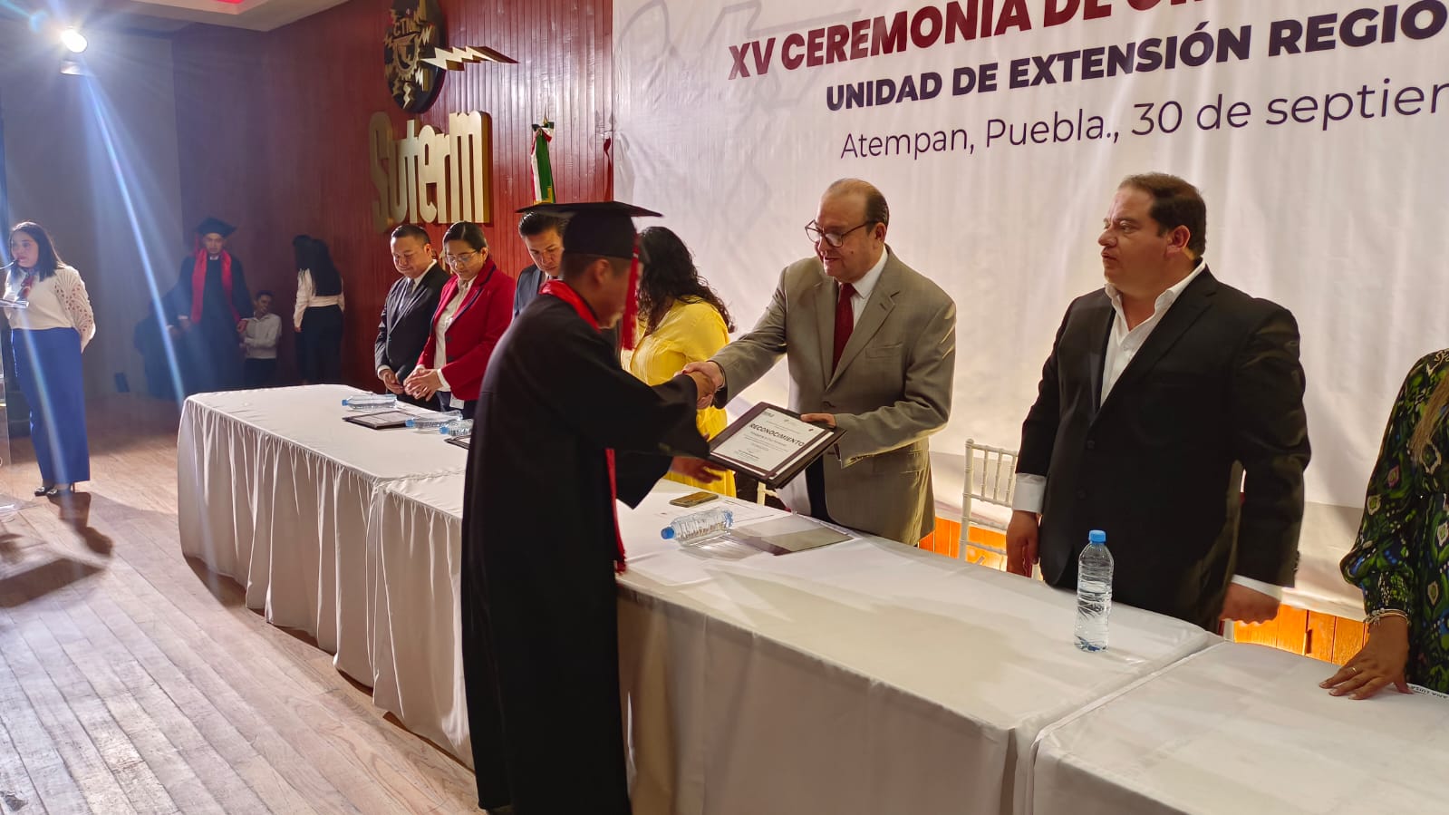 Gradúa gobierno de Puebla a más 200 estudiantes en Atempan 