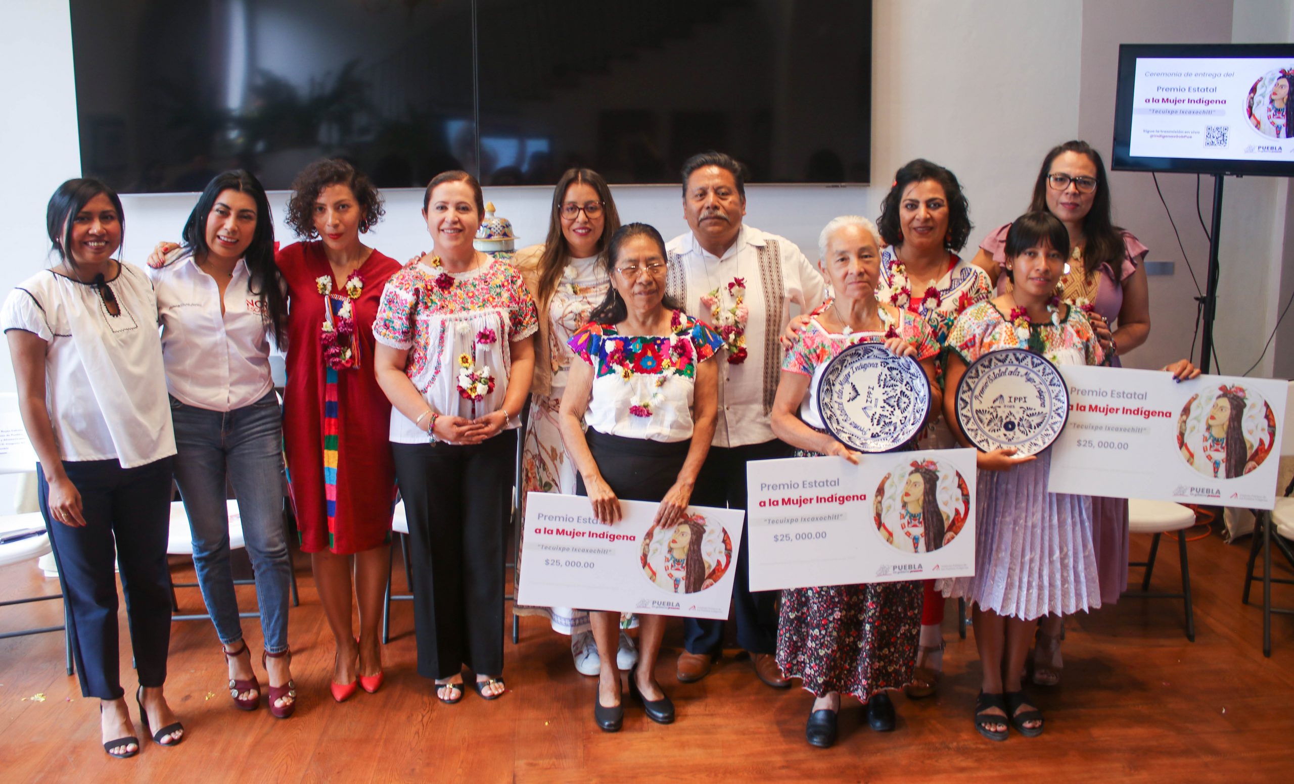 Premia gobierno estatal a mujeres indígenas con trayectoria destacada