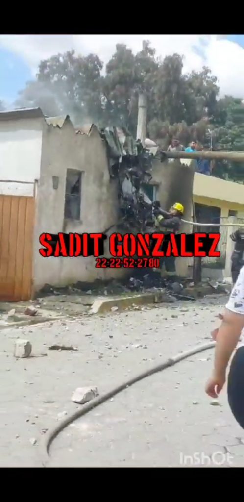 Video desde Puebla: Muertos al desplomarse avioneta sobre una casa en Felipe Ángeles