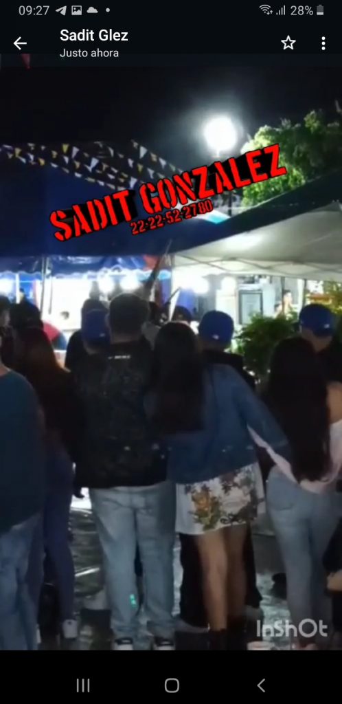 Pánico en Grito de Independencia en San Nicolas Tolentino, Izúcar, cuando tipos armados echaron bala en la ceremonia