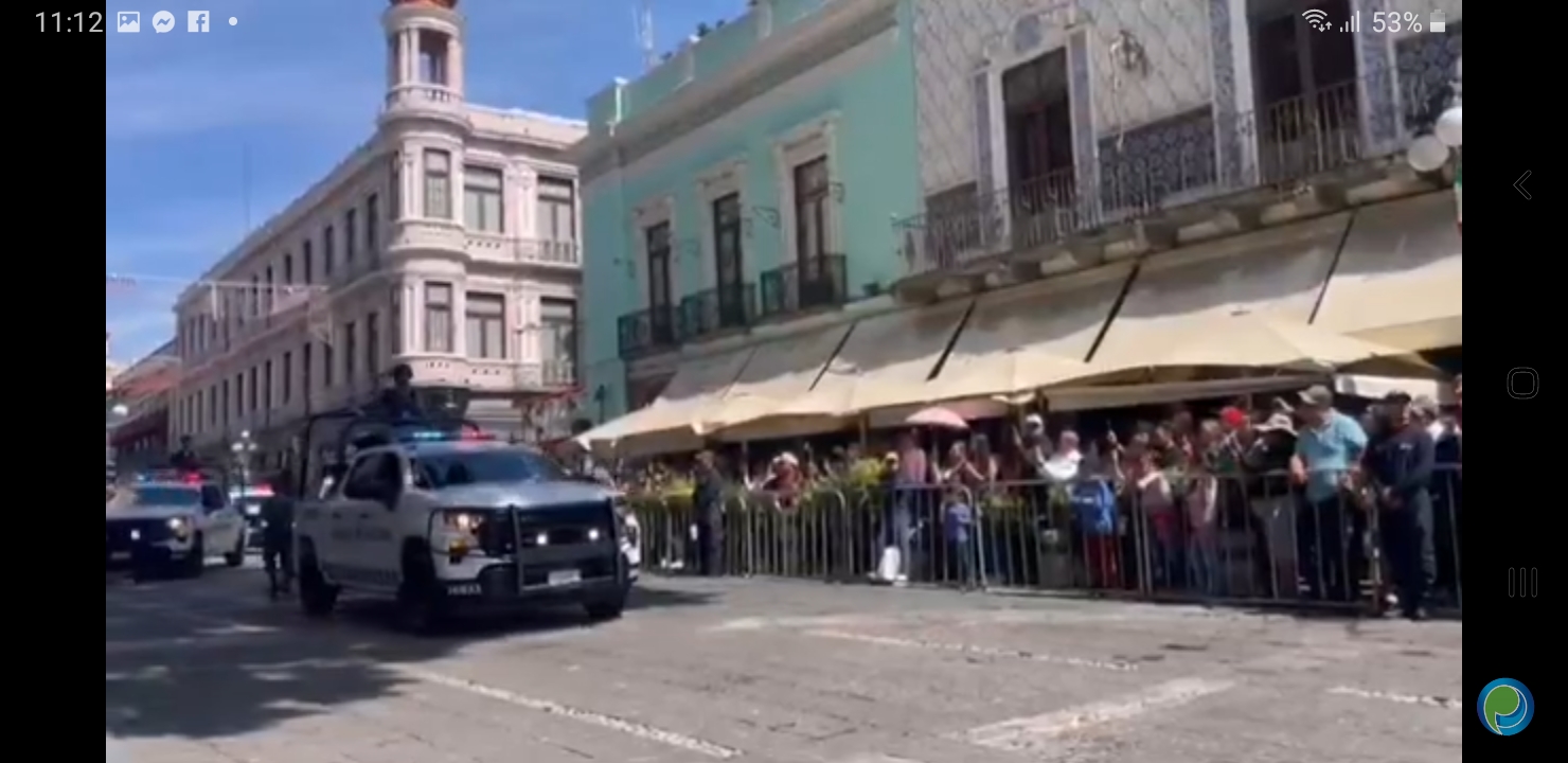 Video desde Puebla: Sergio Salomón y Eduardo Rivera presencian el desfile por la Independencia de México