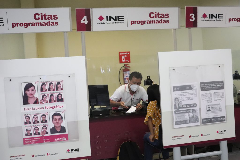 Jóvenes de 17 años ya pueden obtener su INE