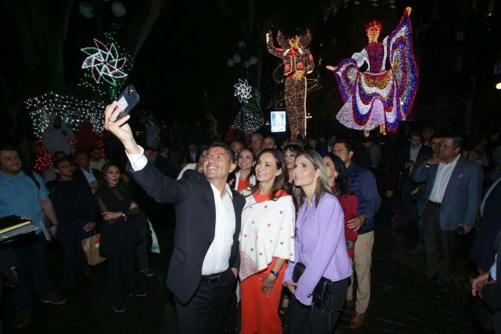 Presidentes municipales, encabezados por Eduardo Rivera, asistieron a la presentación de “México: Valentía y Tradición “