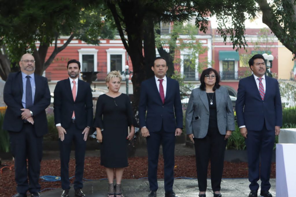 Colocan los Poderes del Estado el Bando Solemne de Fiestas Patrias 2023 en la sede del Congreso.