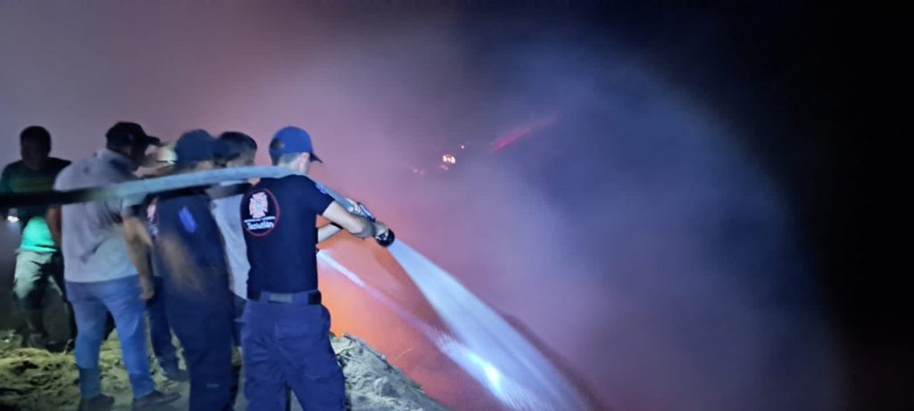 Fotonota:.Cuerpos de emergencia y seguridad de Teziutlán apoyan por incendio en Acateno