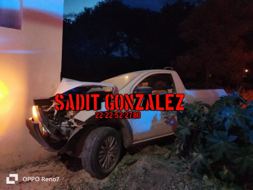 Por darse a la fuga de un retén policial se estampa contra una casa en Chilac